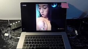 Actriz porn cougar espaÃ±ola se folla a un devotee por webcam. Esta madurita sabe sacar bien la leche a distancia.