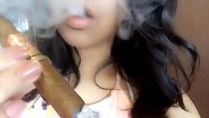 Instagram dame smoke (mulher fumando charuto)