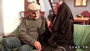 Une vieille nonne baisee et sodomisee par Papy et sonnie pote