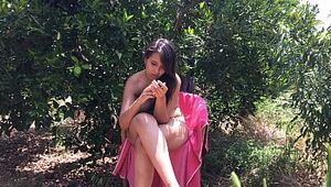 Chica joven de Barely legal aÃ±os sentada desnuda entre Ã¡rboles